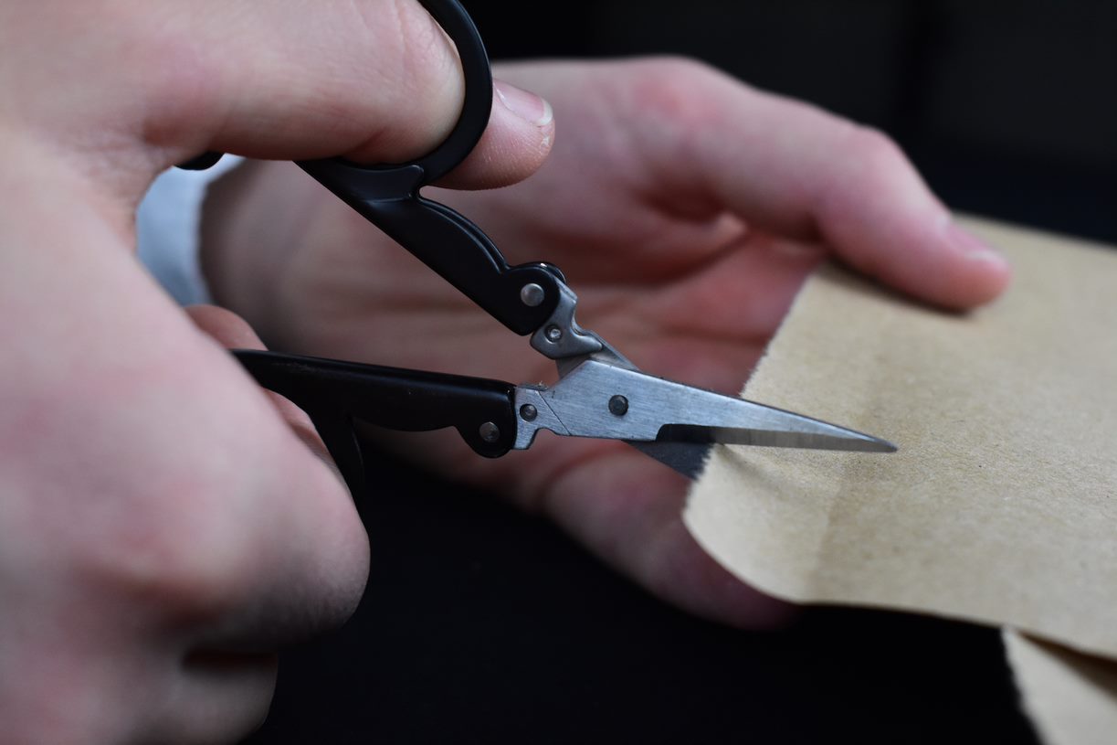 Verpackung der munkees faltbaren Schere schwarz mit Produktbeschriftung