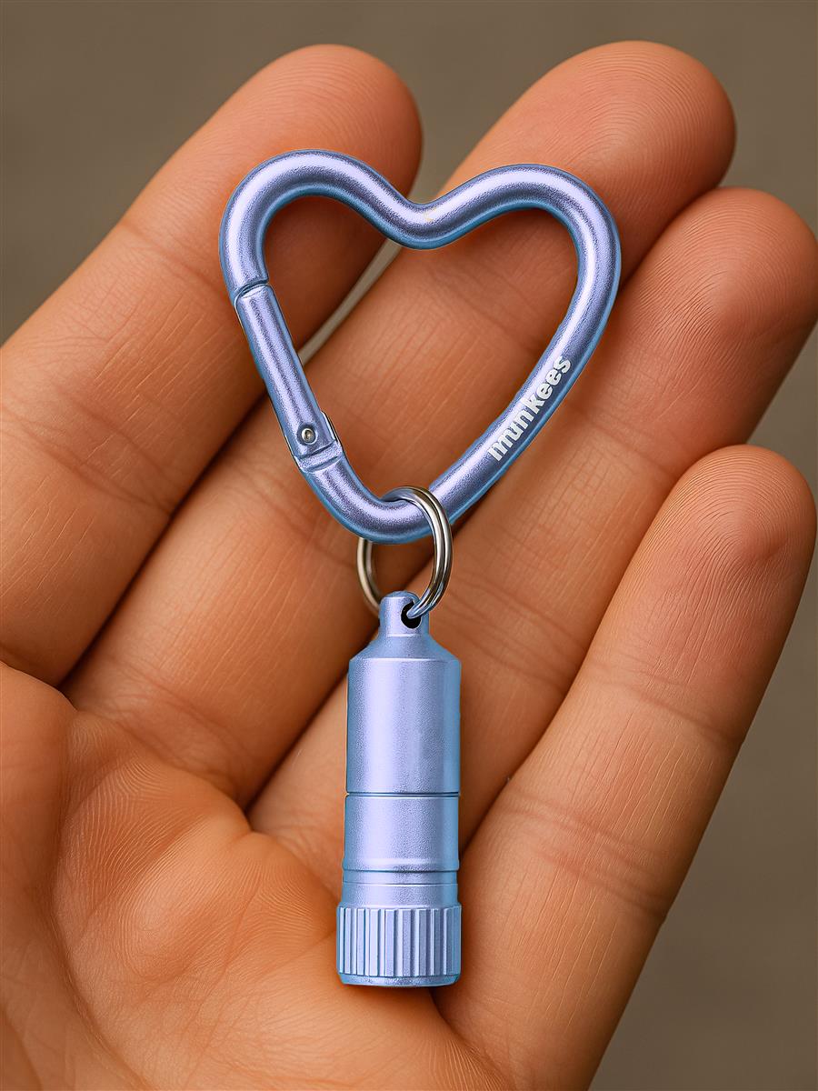 Lichtkegel munkees Mini LED Taschenlampe Herz-Karabiner blau aktiv