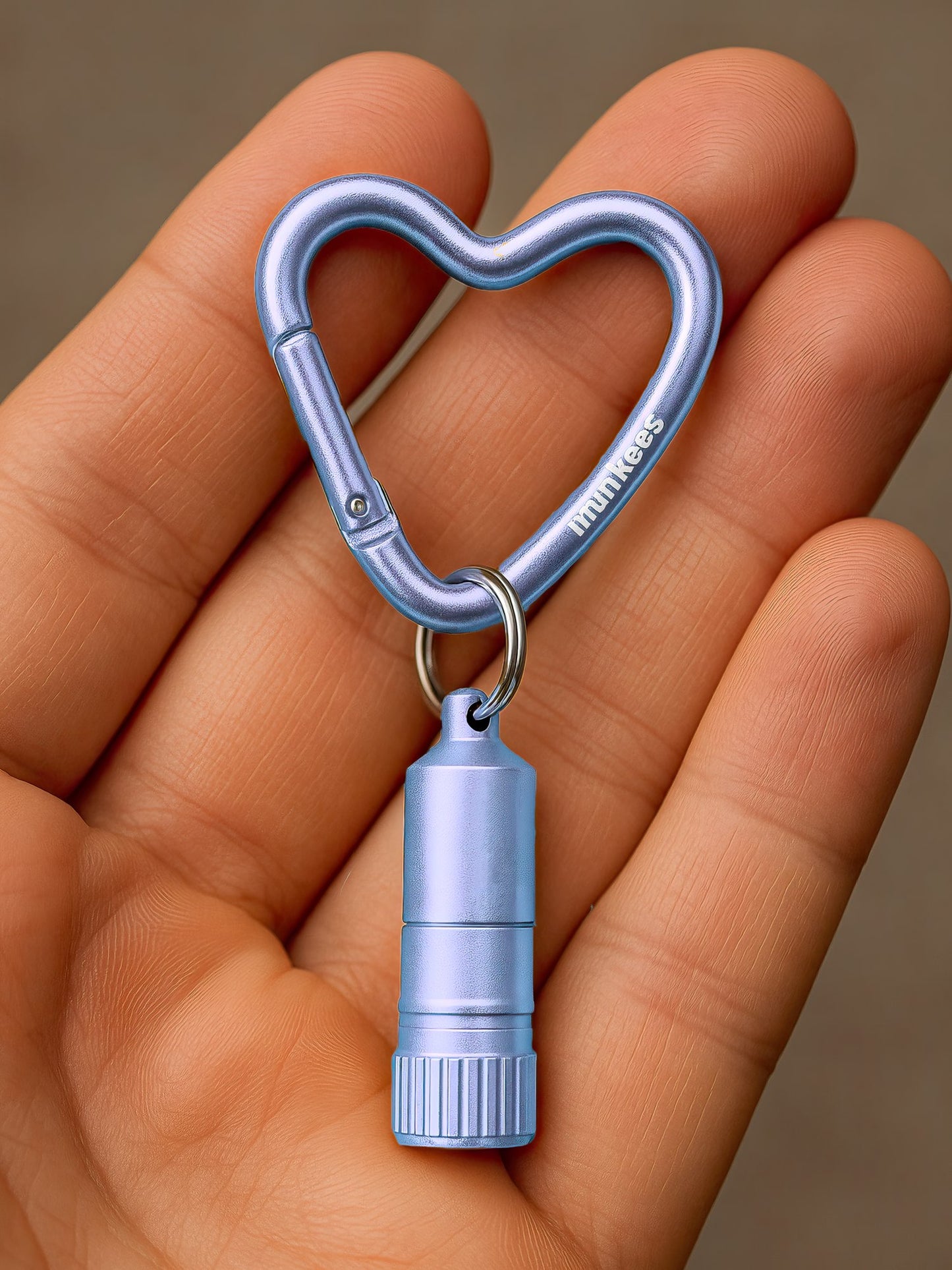 munkees Mini LED Taschenlampe mit Herz-Karabiner blau