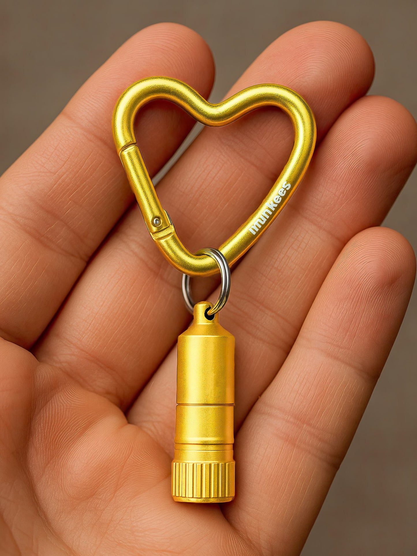 munkees Mini LED Taschenlampe mit Herz-Karabiner gold