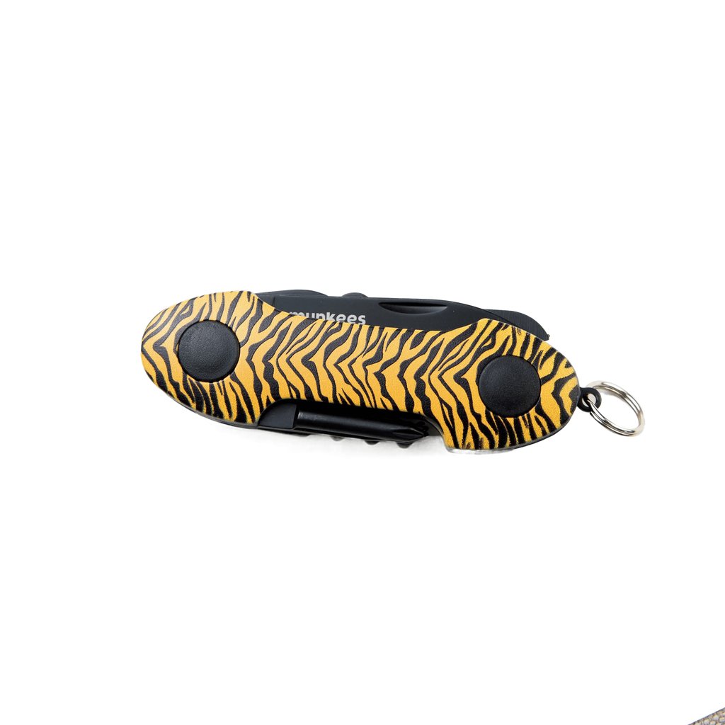 munkees Taschenmesser Tiger auf Campingausrüstung liegend outdoor