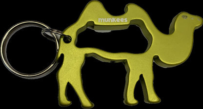 Munkees Kamel Schlüsselanhänger neben einer Bierflasche beim Öffnen