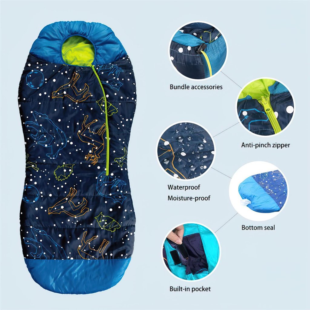 AceCamp Kinderschlafsack Blau – Kind liegt eingepackt und lächelt