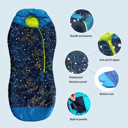 AceCamp Kinderschlafsack Blau – Kind liegt eingepackt und lächelt