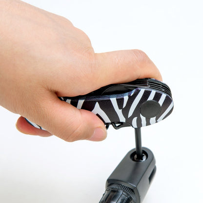 munkees Taschenmesser Zebra Größenvergleich neben einer Hand
