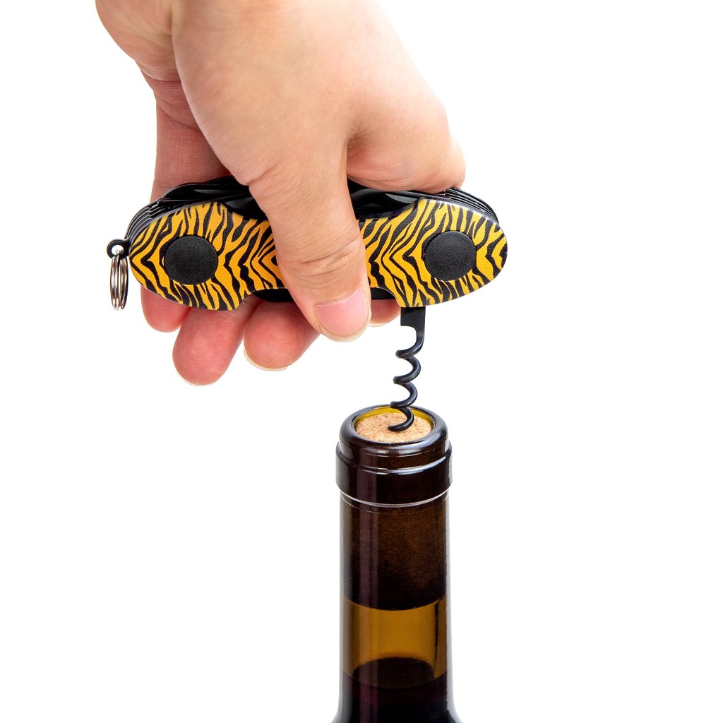 munkees Taschenmesser Tiger Größenvergleich neben einer Hand
